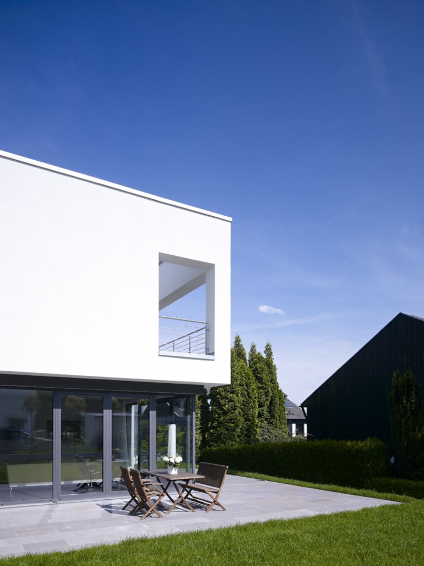 Typische Stilelemente der Bauhaus Architektur: klare Fronten, Flachdach und kubistische Formen.