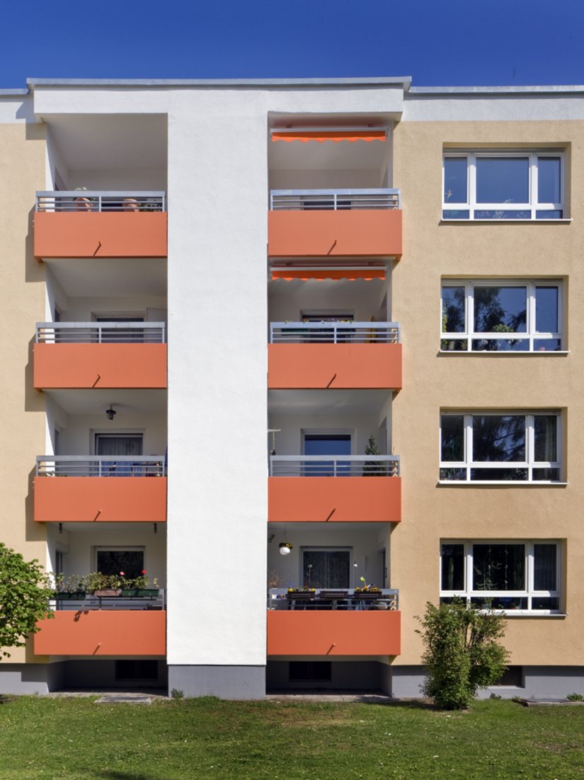 Die weiße Mittelsäule trennt die Balkone farblich, wie auch räumlich voneinander.