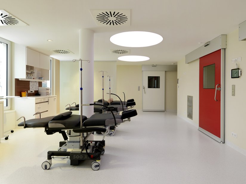 Die Operationsräume sind farblich in einem hellen Cremeton gehalten.