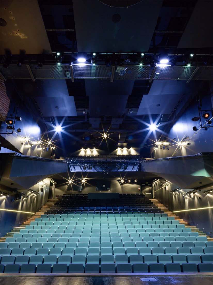 Der Aufführungssaal mit seinen 594 Sitzplätzen ist das Herzstück der Oper.