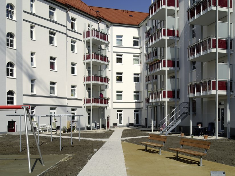 Der Innenhof verbindet moderne und historisierende Fassadengliederungselemente – und schafft den Rahmen für einen neuen Bewohnerfreiraum im Grünen.