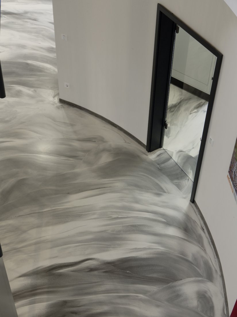 Durch die individuelle Spachtelung bekommt jeder Boden mit Floortec 2K-Mine¬ralico SL 470 einen einzigartigen, lebendigen Effekt.
