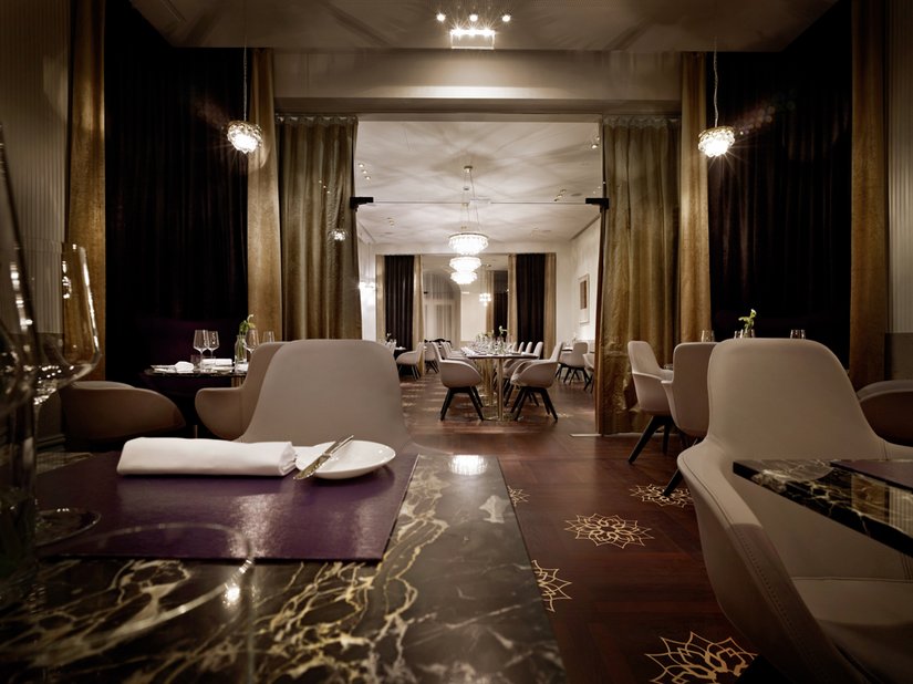 Das Restaurant strahlt abends eine elegante Clubatmosphäre aus, die die Außenwelt vergessen lässt.
