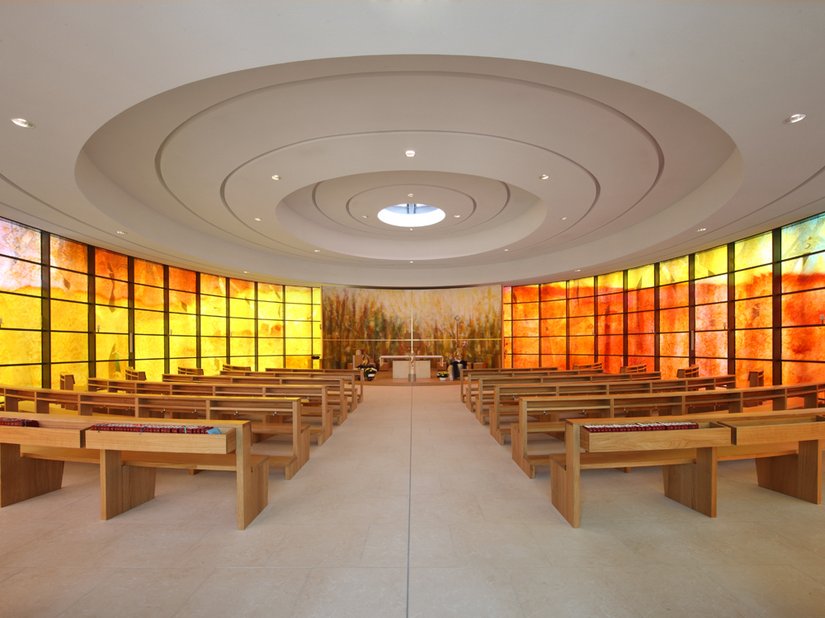 Der helle Innenraum der Kapelle verstärkt den offenen, magischen Baustil.