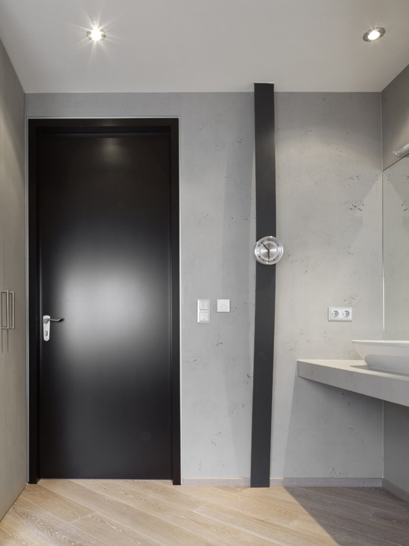 Ein Highlight des Badezimmers ist die Wanduhr, die von der Decke bis zum Boden reicht.