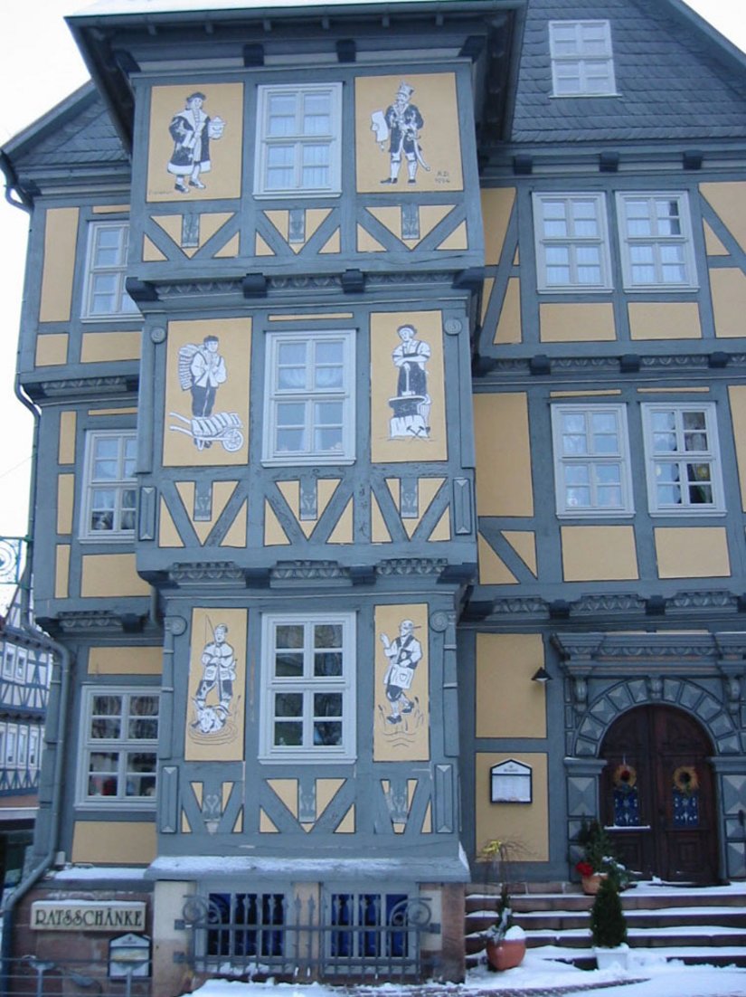 Bestandsaufnahme der Landgrafenstraße 17 vor der Renovierung: eine eher schlichte Fassadenfarbigkeit mit blau-weißen Kaseinfigurmalerei.
