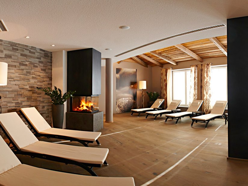 Im Wellnessbereich des Hotels entsteht durch die Kombination aus einer Steinwand und den glatten, dunklen Säulen eine wohltuende Wärme.
