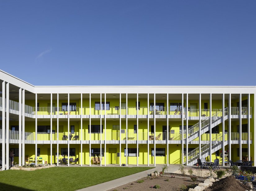 Der Innenhof ist architektonisch offen gehalten und wird durch umlaufende Laubengänge geprägt.