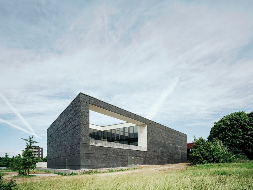 Das „Wissenschaftsfenster“ auf der Rückseite des Neubaus.