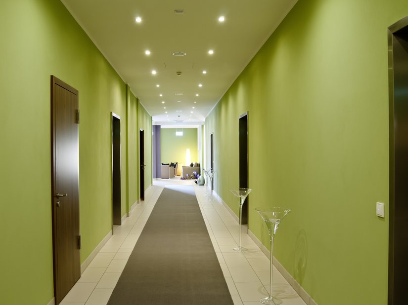Die braunen Türen harmonieren mit den Grüntönen der Wände und Decken.
