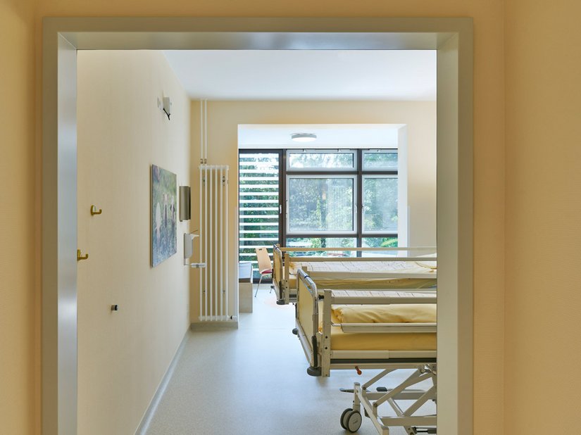 Jedes Patientenzimmer wurde ausgebaut und bietet nun auch Raum für Elternbetten, welche tagsüber als Sofa genutzt werden können.