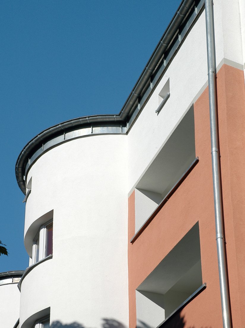 Scala Farbtöne: Fassade: 24.12.18, Obergeschoss: weiß, Gesimse, Balkone: 03.03.15, Haustüren: 57.12.30 (RAL 5003) Flachverblender Farbton 0003 Cloppenburg