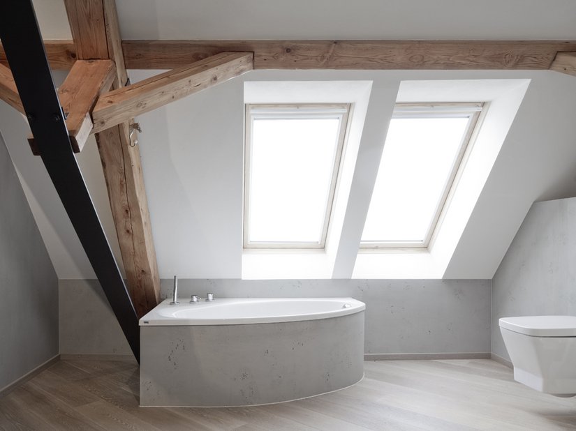Das geräumige Badezimmer bietet trotz der Dachschräge viel Platz. Zwei große Fenster sorgen für ausreichend Tageslicht.