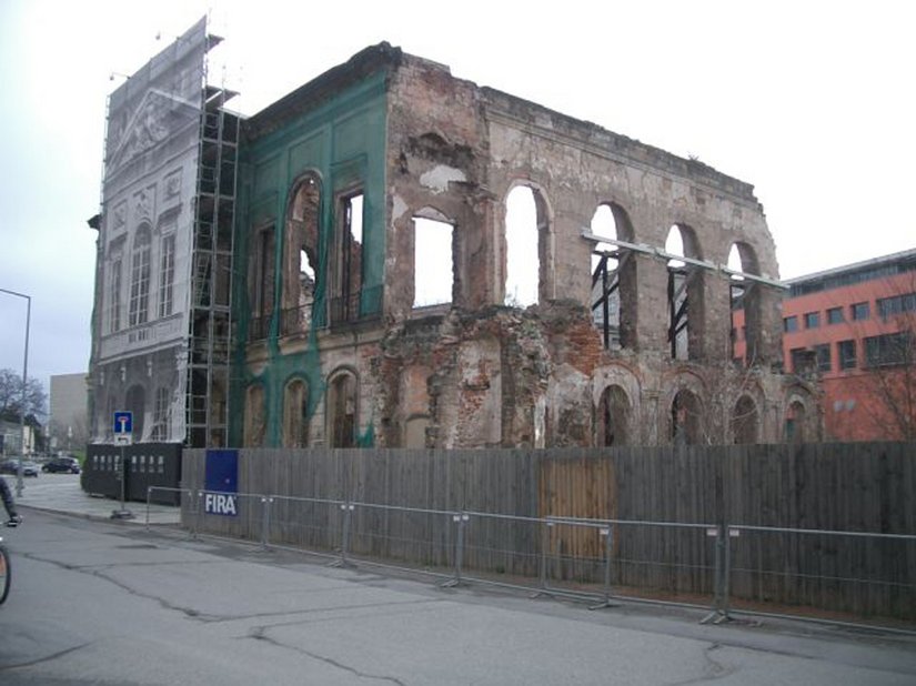Der Torso des Kurländer Palais im Dezember 2005: Der prominente Mittelrisalit auf der Gerüstabbildung gibt der Palastruine schon vor Baubeginn ein Gesicht.