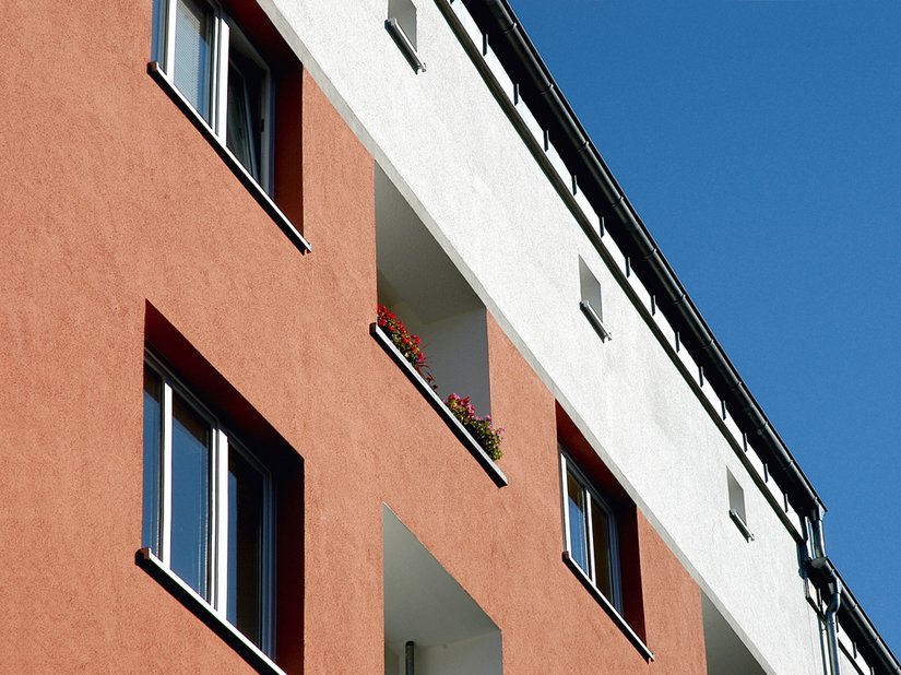 Scala Farbtöne: Fassade: 24.12.18, Obergeschoss: weiß, Gesimse, Balkone: 03.03.15, Haustüren: 57.12.30 (RAL 5003) Flachverblender Farbton 0003 Cloppenburg