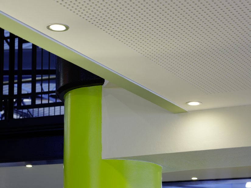 Die matten halboffenen Räume bilden einen Kontrast zu den glänzenden Säulen, die die Flughafenhalle optisch von den Bistros und Läden trennen.