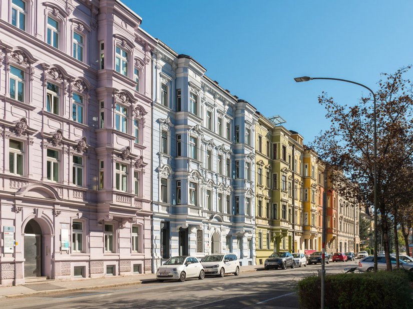 Die Fassade wurde farbig so markant und gekonnt gegliedert, dass das Gebäude selbst und der ganze Strassenzug aufgewertet wird.