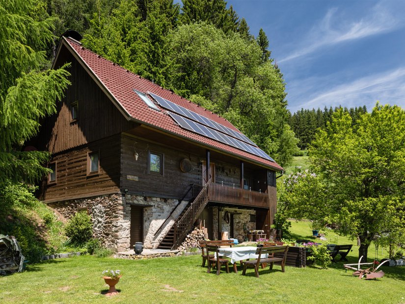 Nach der Überarbeitung der Holzfassade erstrahlt das Almhaus in Bad St. Leonhard in neuem Glanz. Die Produkte von Brillux werten das Gebäude nicht nur optisch auf, sondern schützen es auch vor Wind und Wetter.