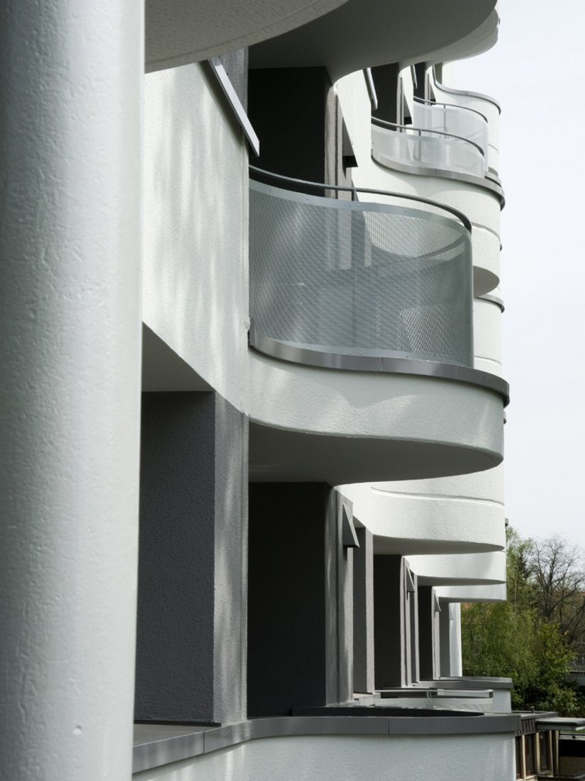 Eckige Balkone wichen wellenförmigen Freisitzen.
