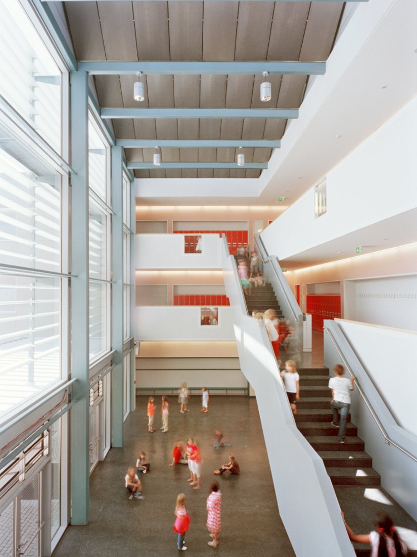 Die dreigeschossige Eingangshalle verbindet Verwaltung, Schulleitung, Mensa und Fachklassen miteinander.
