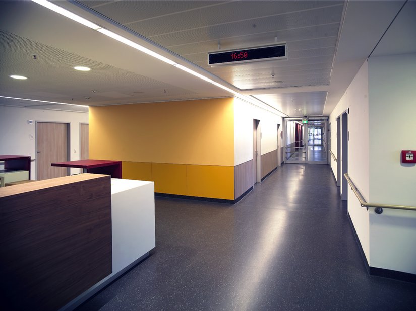Das Lichtkonzept unterstützt den optisch ruhigen, gleichmäßigen Eindruck der Klinik-Räume.