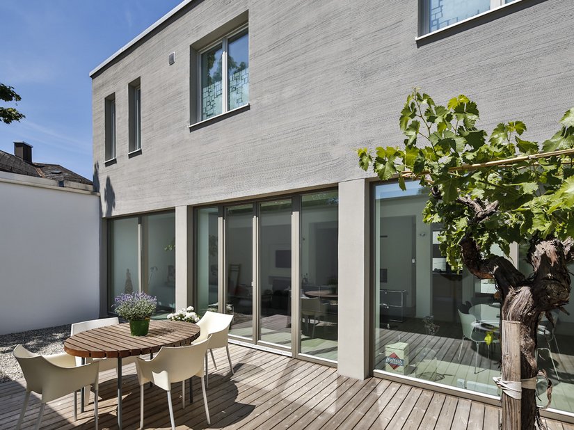 Große Fensterflächen lassen das Gebäude einladend wirken.