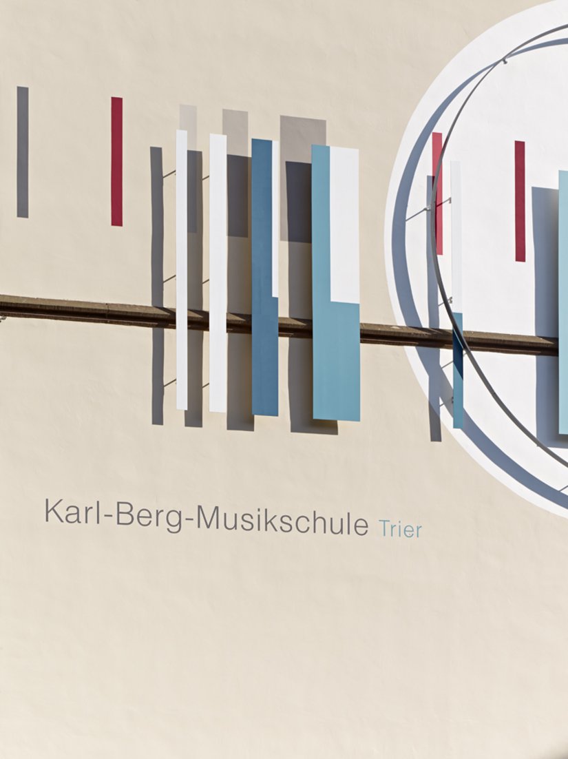 Das dreidimensionale Kunstwerk an einer Seitenwand der Karl-Berg-Musikschule in Trier.