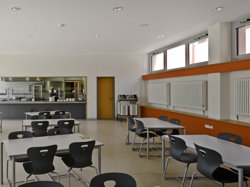 Ein Blick in den Speisesaal - in Orange gestaltete Flächen regen den Appetit an.