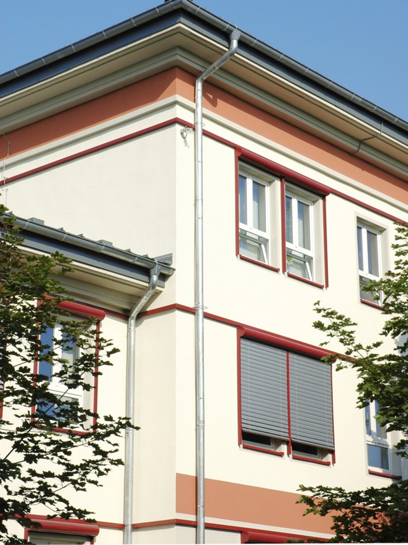 Die Fassade bietet neben der Farbe auch durch die Licht-Schatten-Wirkung unterstützte neue interessante Blickpunkte. Fassade: 06.09.03, Akzentton: 24.12.21