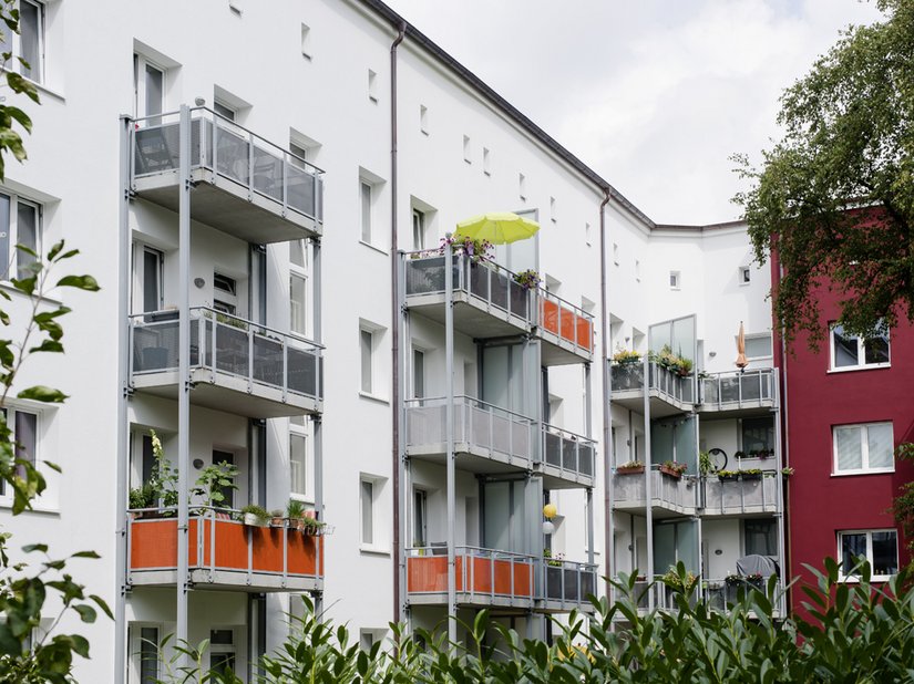 Im Innenhof dominieren verputzte Fassadenflächen.