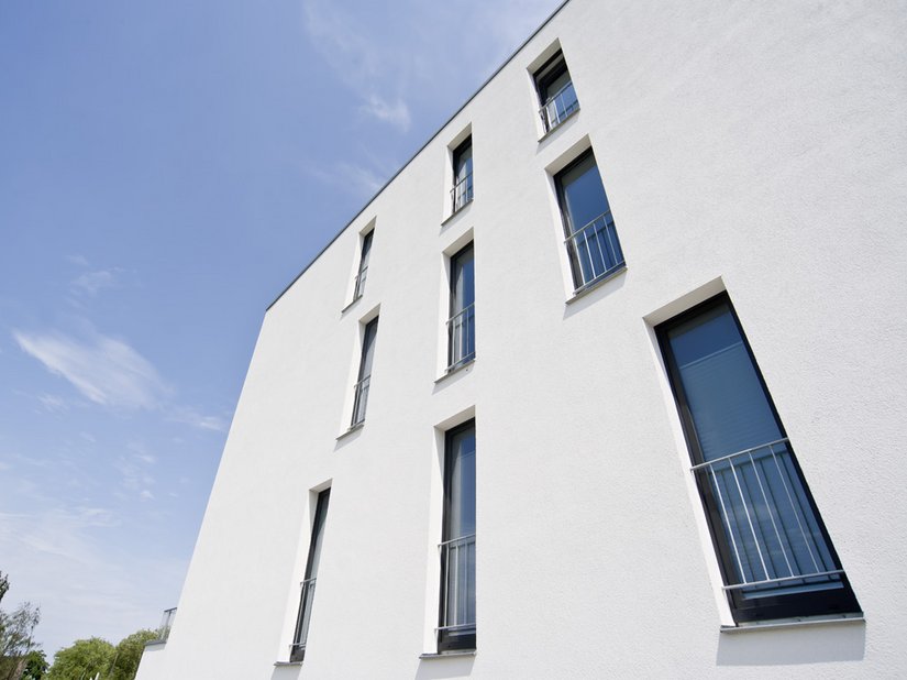Die 700 Quadratmeter Fassadenflächen des im Niedrigenergiestandard gebauten Wohnbaus erhielten ein Wärmedämm-Verbundsystem von Brillux.