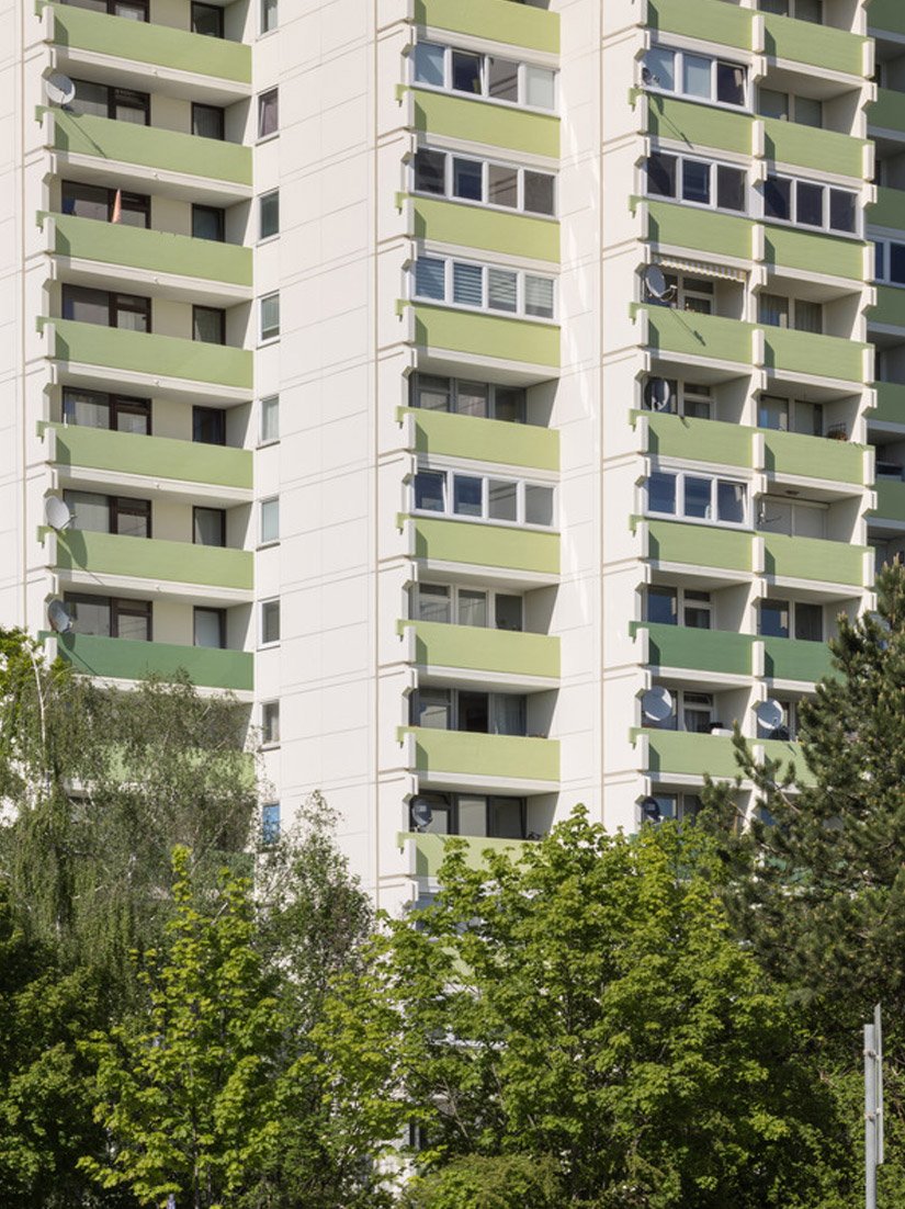 Differenziert gestaltete Balkonbrüstungen schaffen verträgliche Farbetappen.