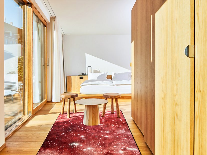 Naturmöbel aus Italien, japanische Shoji-Schiebetüren und Malereien aus aller Welt: Das Art House verbindet mit seinem modernen Designkonzept unterschiedliche Stile zu einem eindrucksvollen Gesamtkunstwerk.