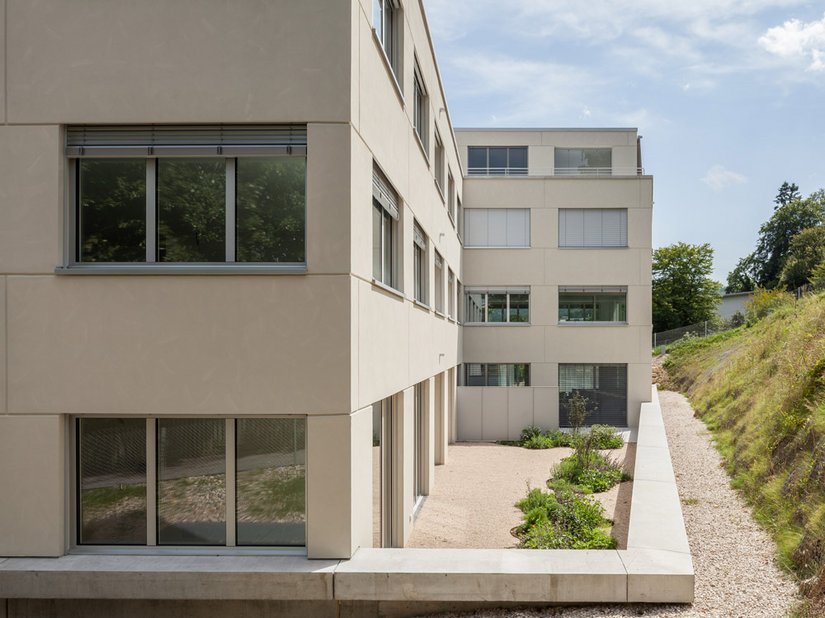 Die lasierende Gestaltung mit Extrasil 1911 in zwei Farbtönen gibt der Fassade des Wohnkomplexes eine lebendige Optik, die die Handschrift des Handwerks sichtbar macht.