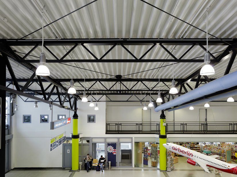 Nach den Umbau- und Modernisierungsarbeiten präsentiert sich das Terminal des Paderborn Lippstadt Airports mit deutlich verbesserter Infrastruktur und kurzen Wegen.