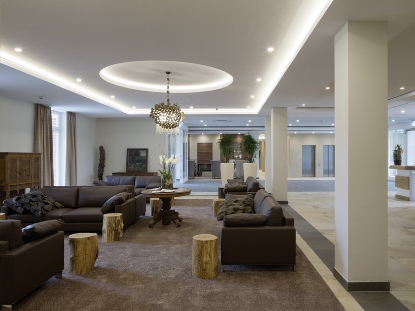 Hochwertige Natursteinböden, traditionelle Eichenholzböden, warme Farben und edles Design – diese Kombination sorgt sowohl beim Betreten der Lobby als auch der Hotelzimmer für eine Atmosphäre zum Wohlfühlen.?