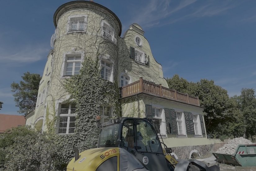 Vor der Umgestaltung: Efeubewuchs und rissiger, gelber Altanstrich bestimmten das Erscheinungsbild.