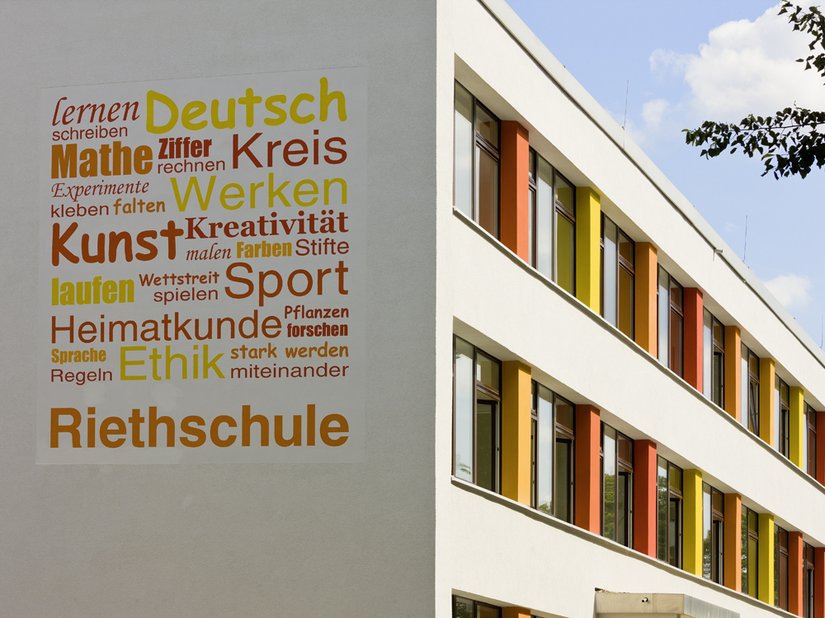 Künstlerisch wird die Bestimmung der Schule auf der Fassade transparent.