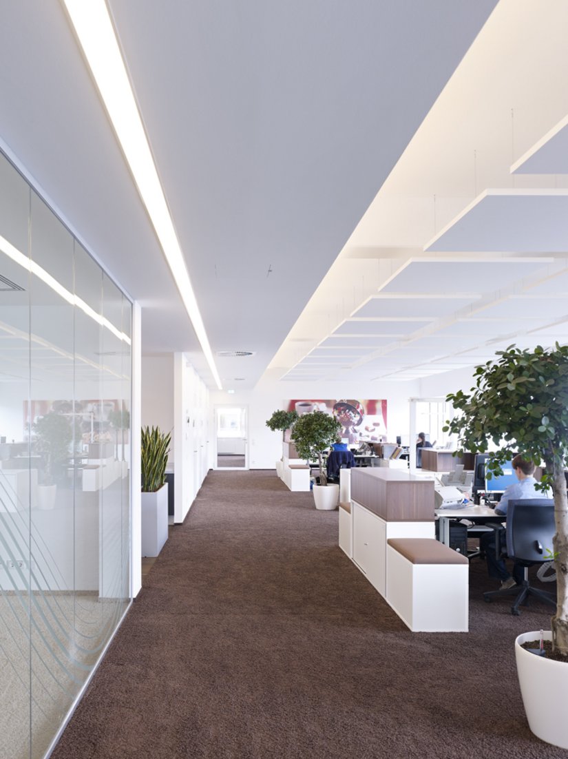 Die Büroflächen sind funktional mit großen Kommunikationsinseln, Silent Rooms und Konferenzräumen ausgestattet.