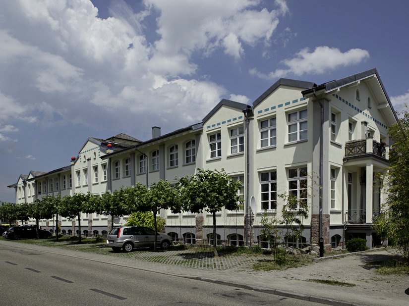 Farbakzente lockern den strengen Baukörper auf, ohne den alten Charakter der Fabrik zu verleugnen.