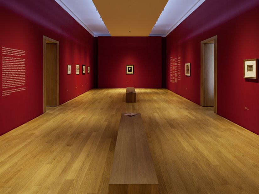 Die Wände werden passend zur Ausstellung farblich verändert: Edvard Munch in Rot gebettet.