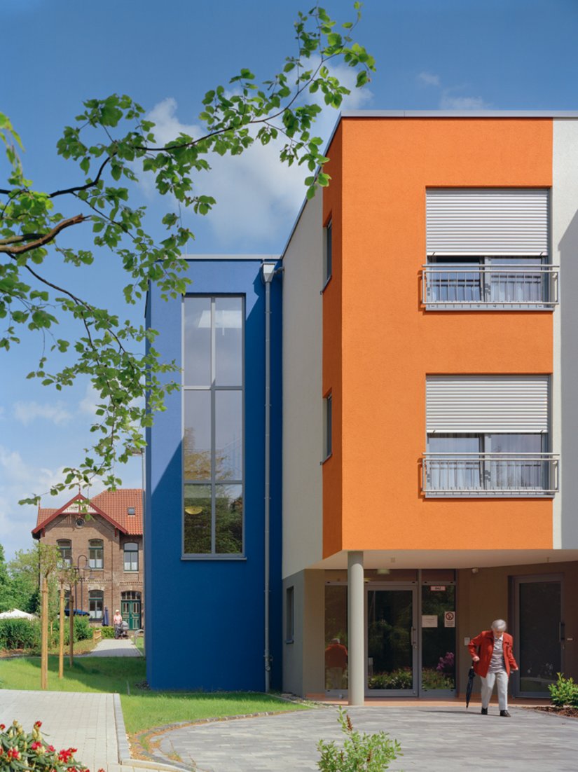 Die heitere Ausstrahlung des Gebäudekomplexes zeigt Wirkung. Das „bunte Haus“ gibt Angehörigen und Bewohnern schon von außen das Gefühl, in guten Händen zu sein.