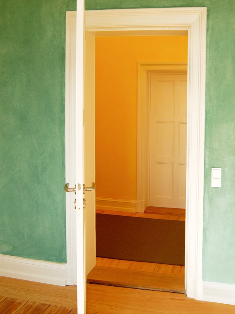 Die flurseitigen Wände der Büros erhielten Akzentfarben in Wischtechnik. Es entstehen bei offenen Türen interessante Durchblicke mit kontrastierenden Farben.