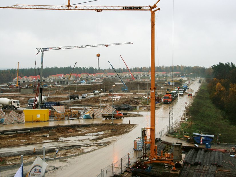 Ab August 2006 greifen Rohbaustellung (im vorderen Baufeld), Außenarbeiten und Innenausbau (hinten) ineinander.