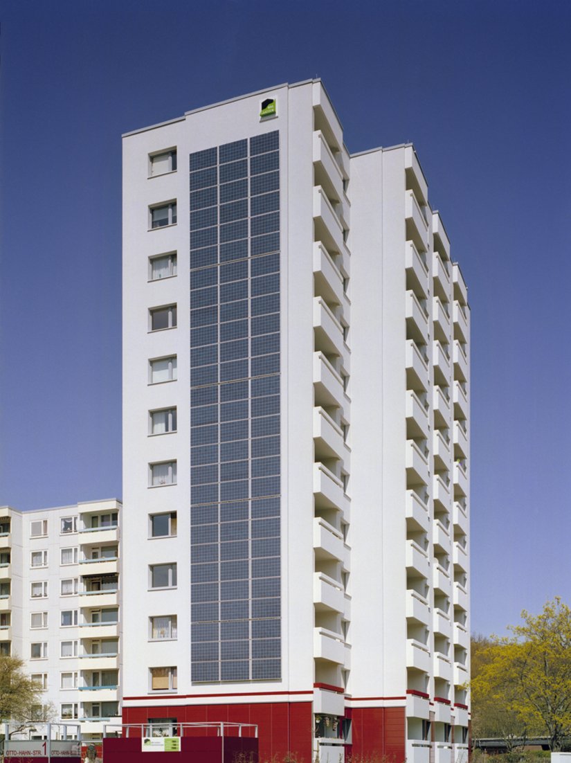 Die Photovoltaikanlage als Gestaltungselement am Giebel unterstützt die vertikale Ausrichtung des Gebäudes.