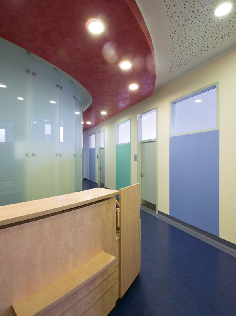 Medizinisches Zentrum: Die Warm-Kalt-Kontraste der Farbgebung geben Orientierung und nehmen den Patienten Ängste.