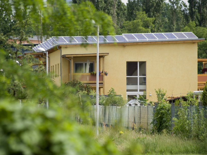 Fassade: 7230 und 7235 aus Creativ Viviato 72 Block, Stützen, Drempel Flachbau: 99.00.18, Holzelemente Dach, Balkone: 09.LA.02, Balkonbrüstungen: Trespa A 08.4.5