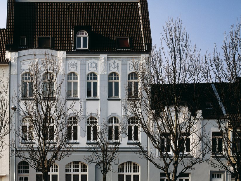 Bei der plastisch gegliederten Fassade des renovierten Wohnhauses wurde insbesondere die Plastizität der Bildelemente durch geschickte Hell-dunkel-Verteilung der vier Grautöne unterstrichen.