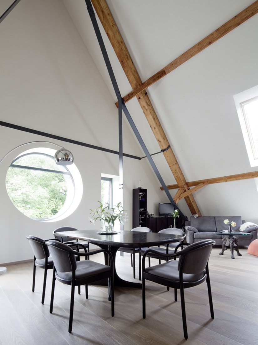 Die einzigartige, historische Holz-Stahlband-Konstruktion, die einen stützfreien Dachraum ermöglicht, setzt ebenso offen Akzente wie die fein gewählten farbigen Betonungen.