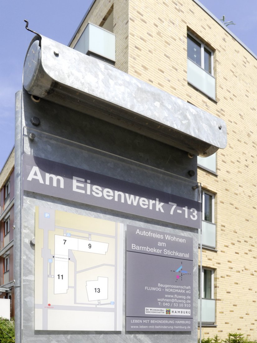 Eine Tafel informiert über die Lage der einzelnen Mehrfamilienhäuser der Wohnanlage Am Eisenwerk 7-13.